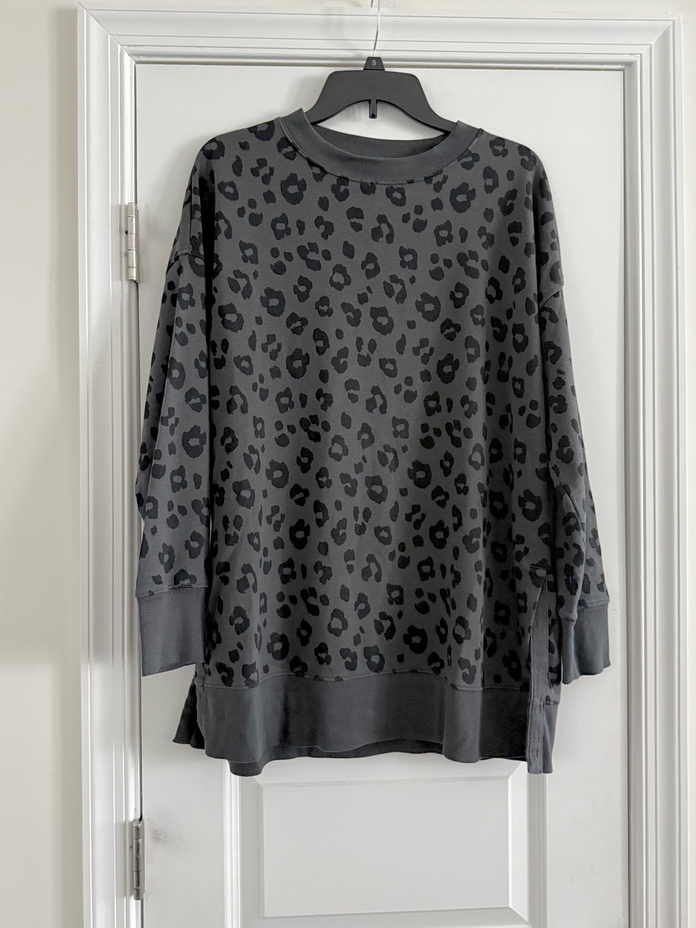 Old Navy Leopard Print Sweatshirt Women’s M Gray Relaxed Fit Cozy Casual